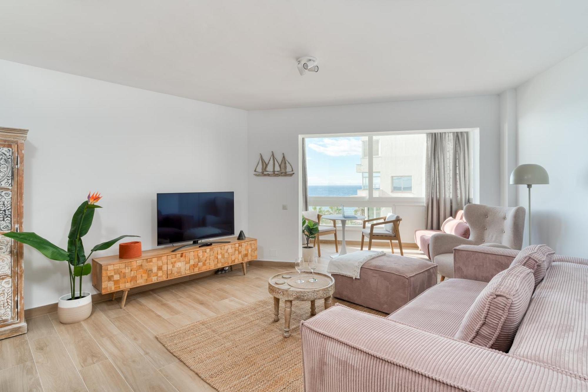 Luxury On The Beachfront Apartment